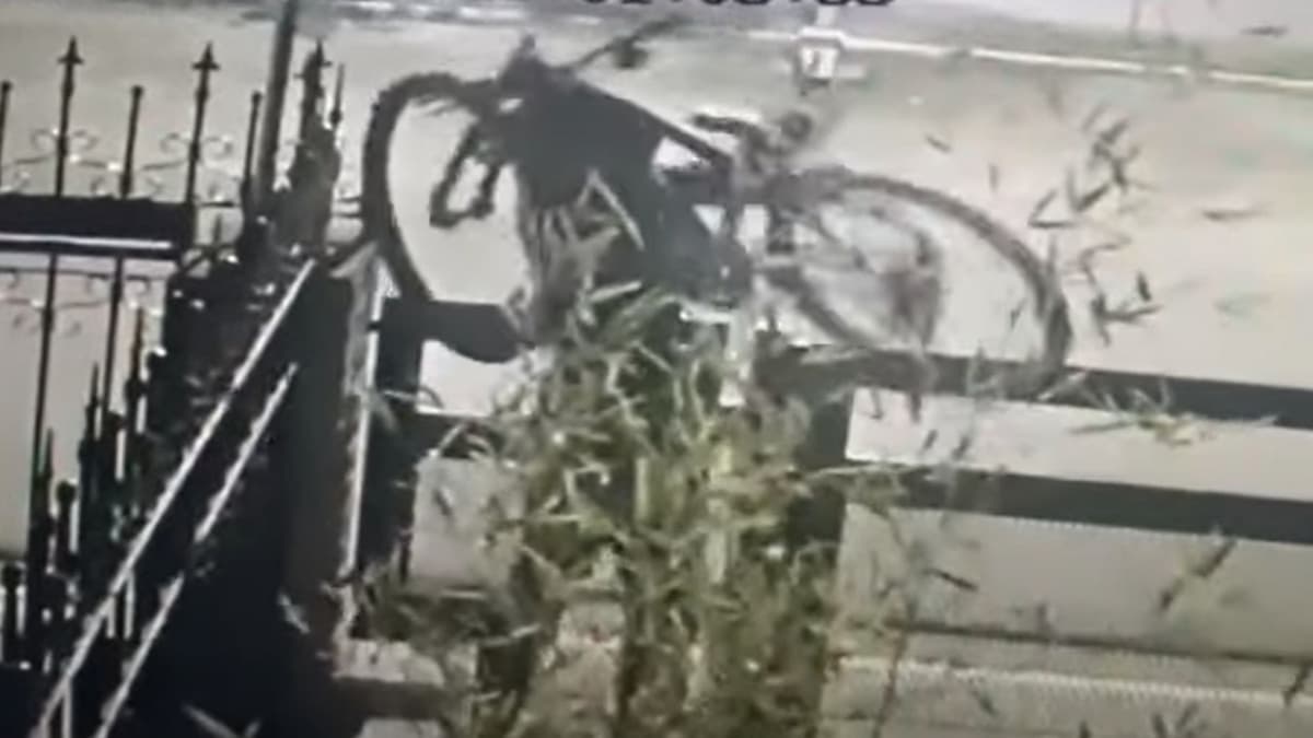 VIDEO: Captan el momento exacto en que un sujeto se roba una bicicleta de una casa
