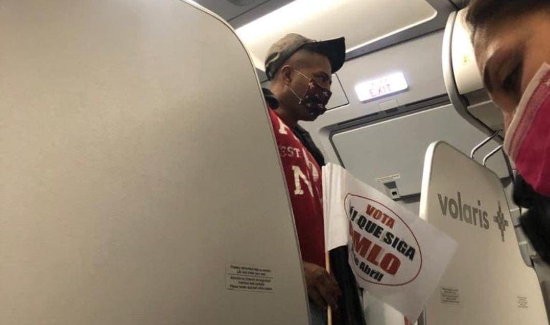 Acusan a Volaris de permitir propaganda de la revocación de mandato en sus vuelos