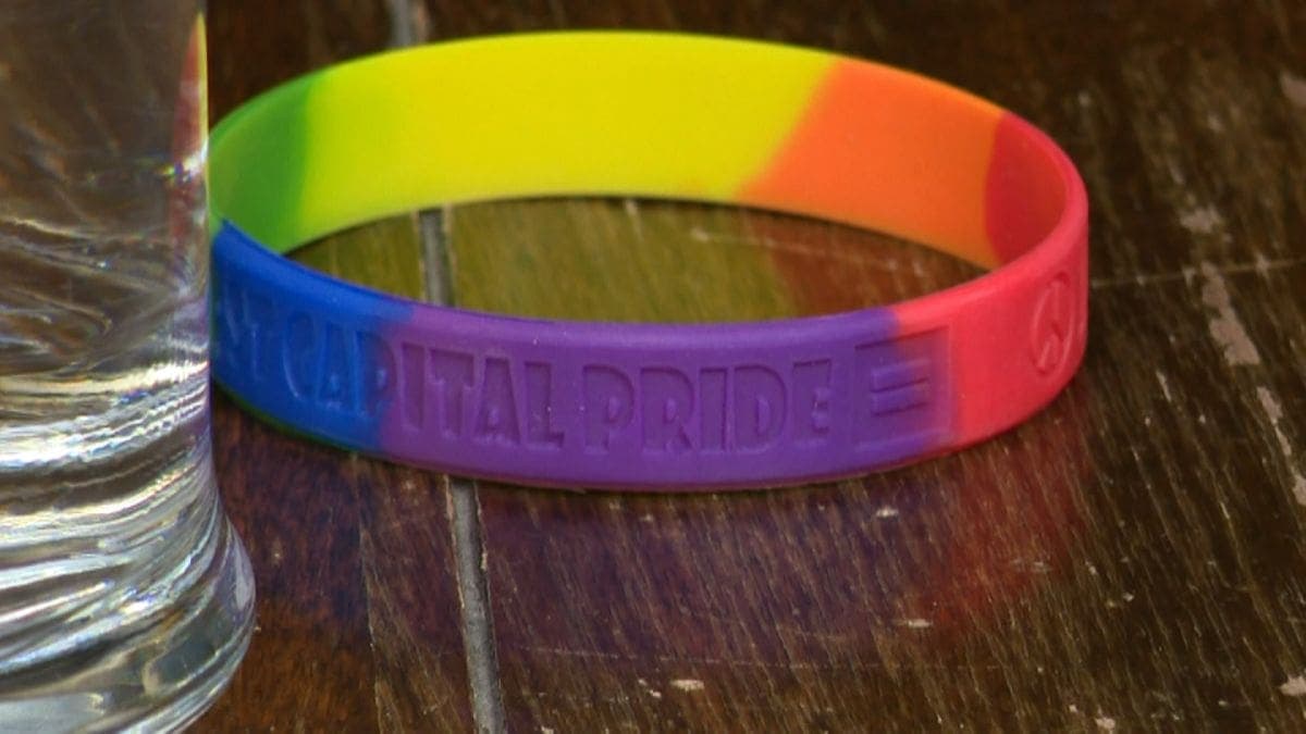 Profesor sustituto gay fue despedido después de regalar pulseras LGBT a sus alumnos