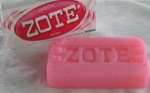¿Es malo bañarse con jabón Zote? Esto es lo que sabemos