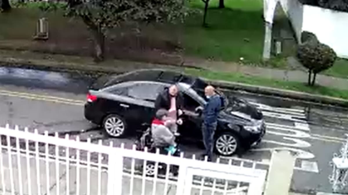 VIDEO: Roban a adulto mayor en silla de ruedas y este solo grita pidiendo auxilio