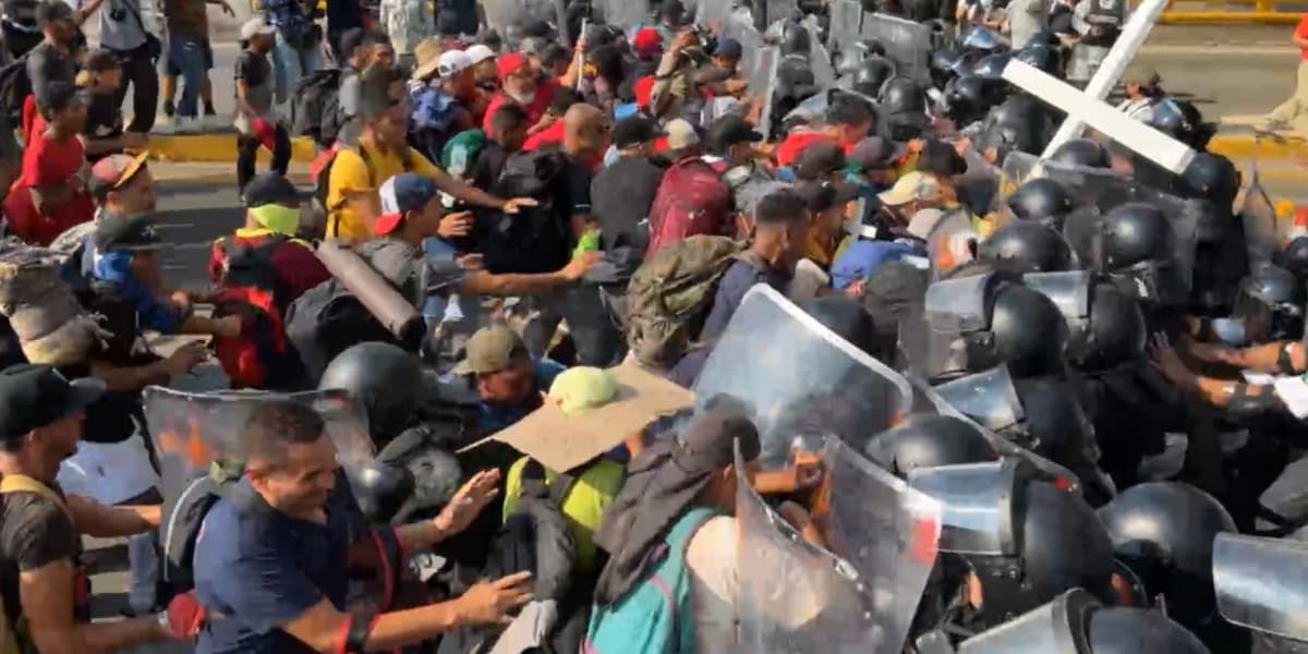 VIDEO: Migrantes rompen cerco de Guardia Nacional y comienzan “viacrucis” hacia Huixtla, Chiapas
