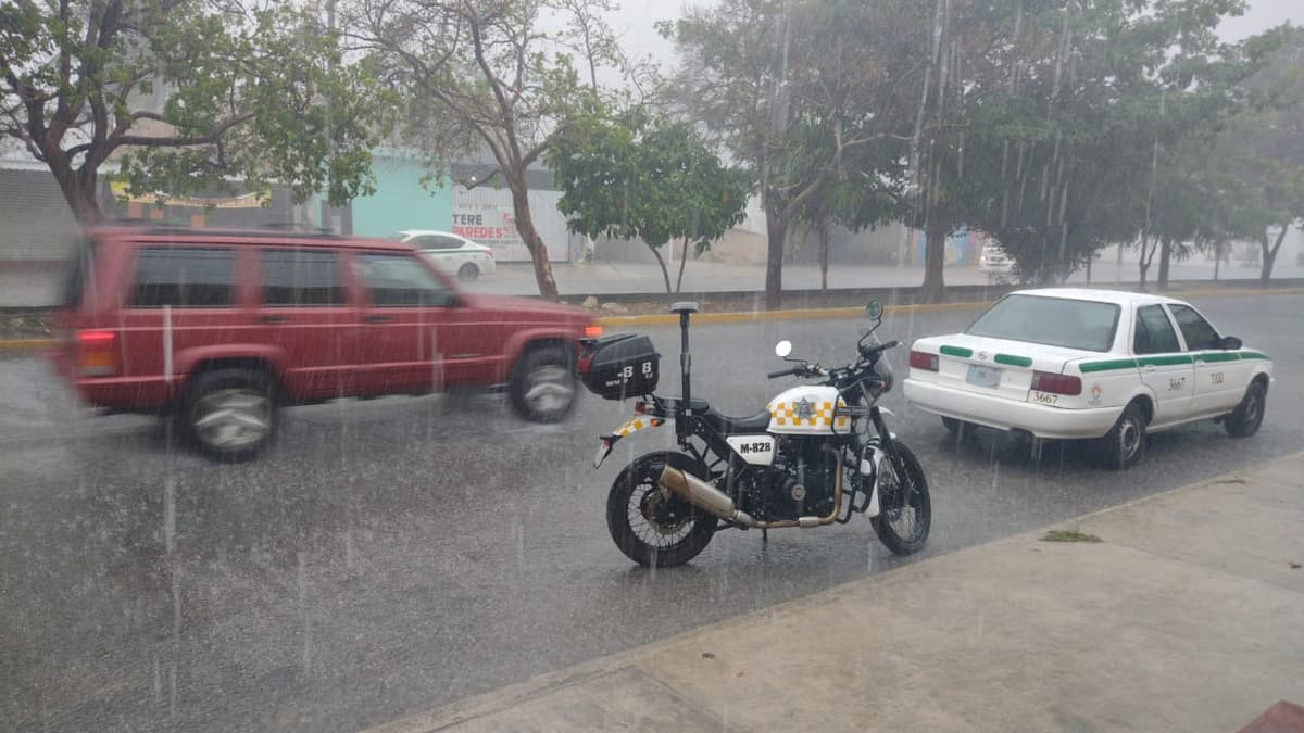 Fuertes lluvias anegan calles de Cancún