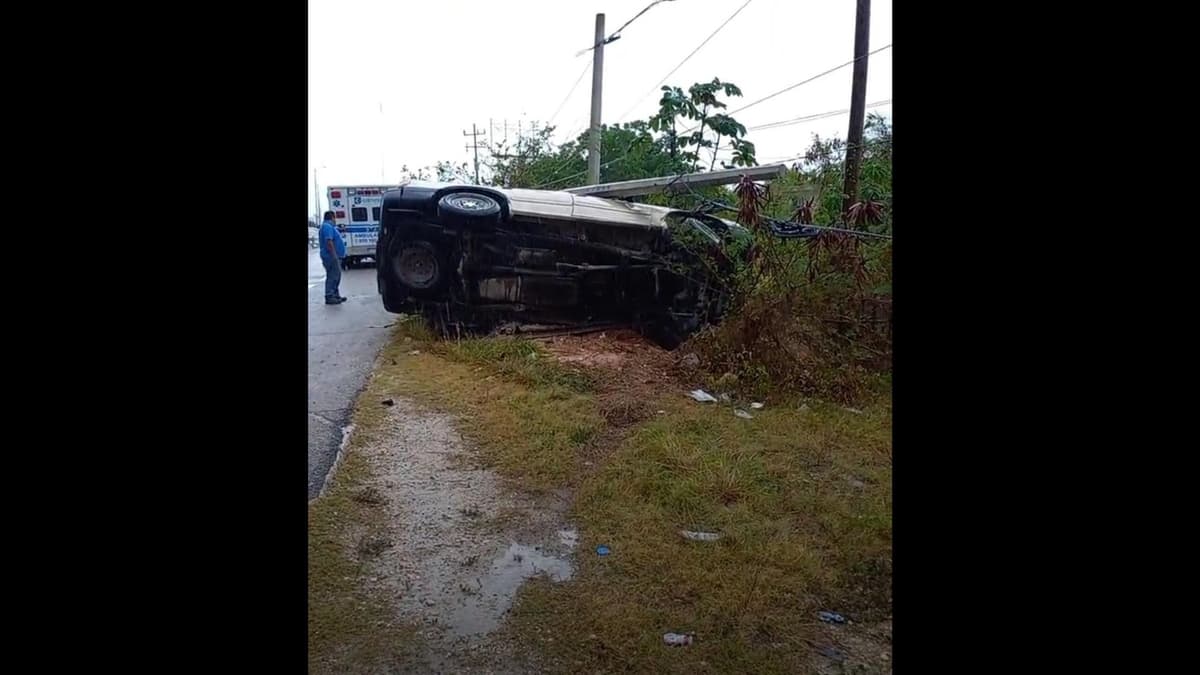 Vuelca camioneta en carretera, frente a Puerto Aventuras