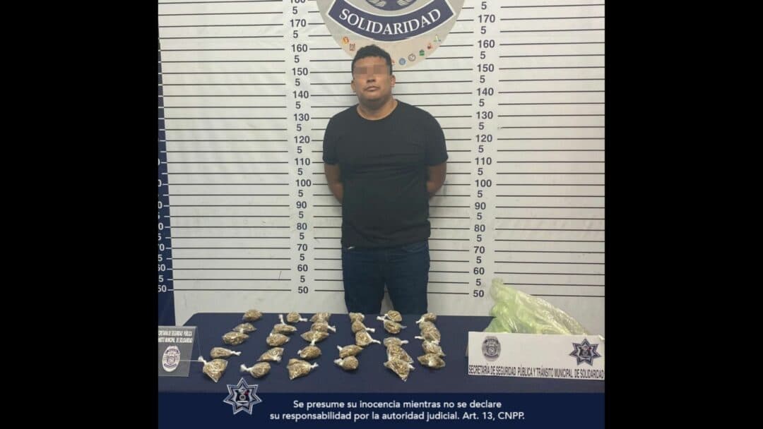 Policías de Playa del Carmen dan alcance a sujeto que traía 30 bolsitas de marihuana