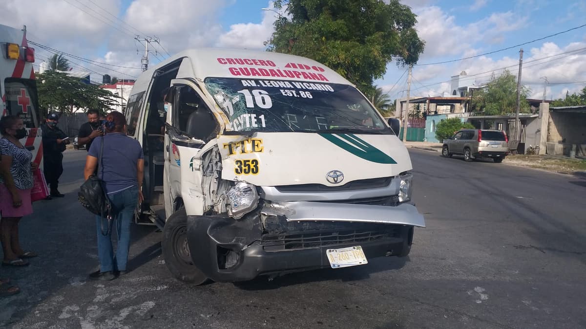 Choque entre una Urvan y volquete deja ocho lesionados en Cancún