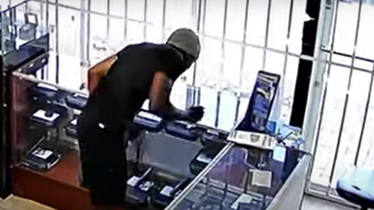 Video: Ladrón roba 2 armas de una casa de empeño