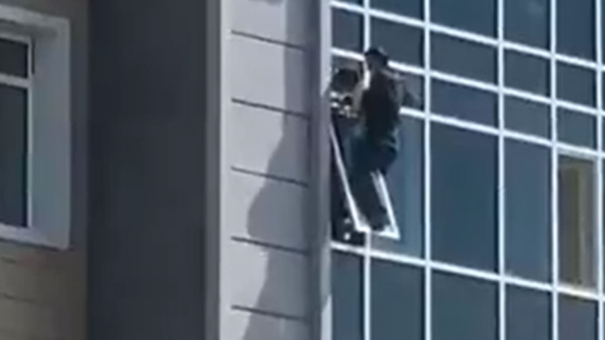 VIDEO: rescatan a niña de caer a un 8vo piso, se vuelve viral