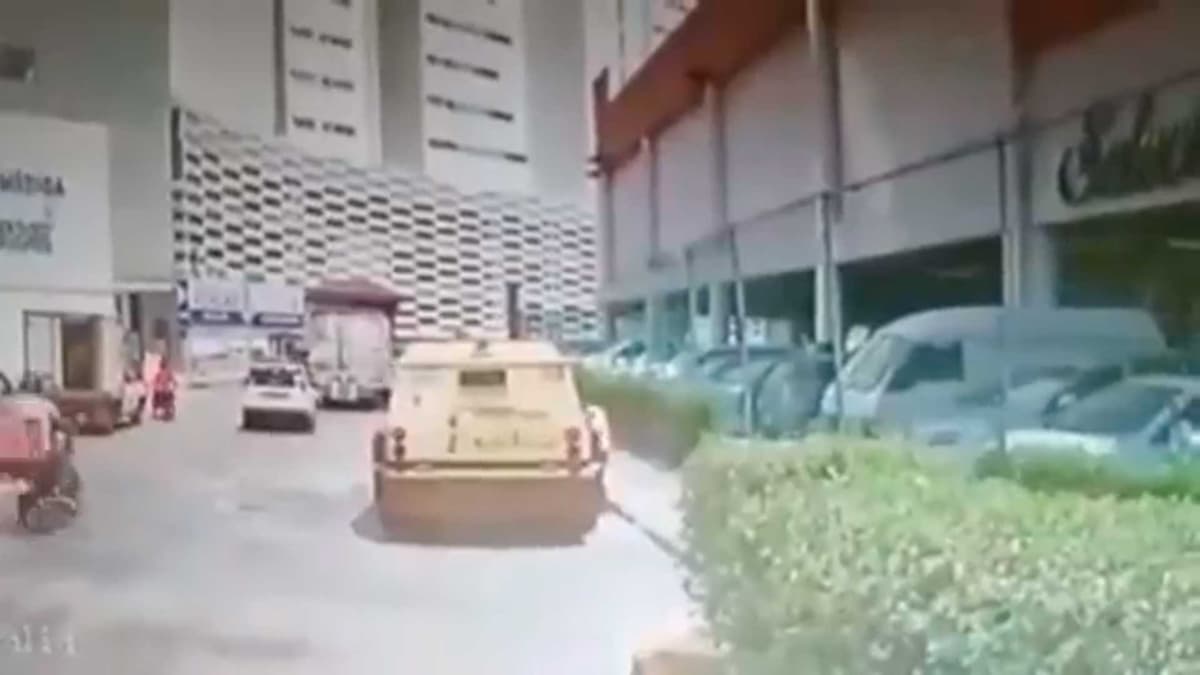 Difunden video de autorrobo a camión de Cometra en Plaza Las Américas de Cancún