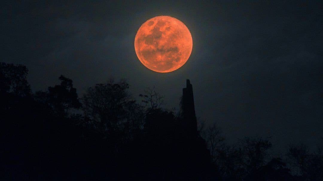 Usuarios de redes sociales comparten fotos de la Luna de Sangre