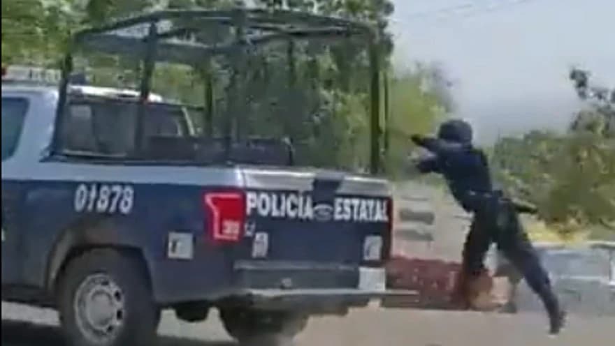 VIDEO: Policía de Oaxaca cae de patrulla cuando custodiaba a feminicida