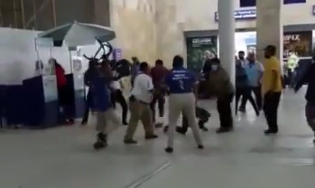 VIDEO: Batalla campal entre transportistas en el Aeropuerto Internacional de Cancún