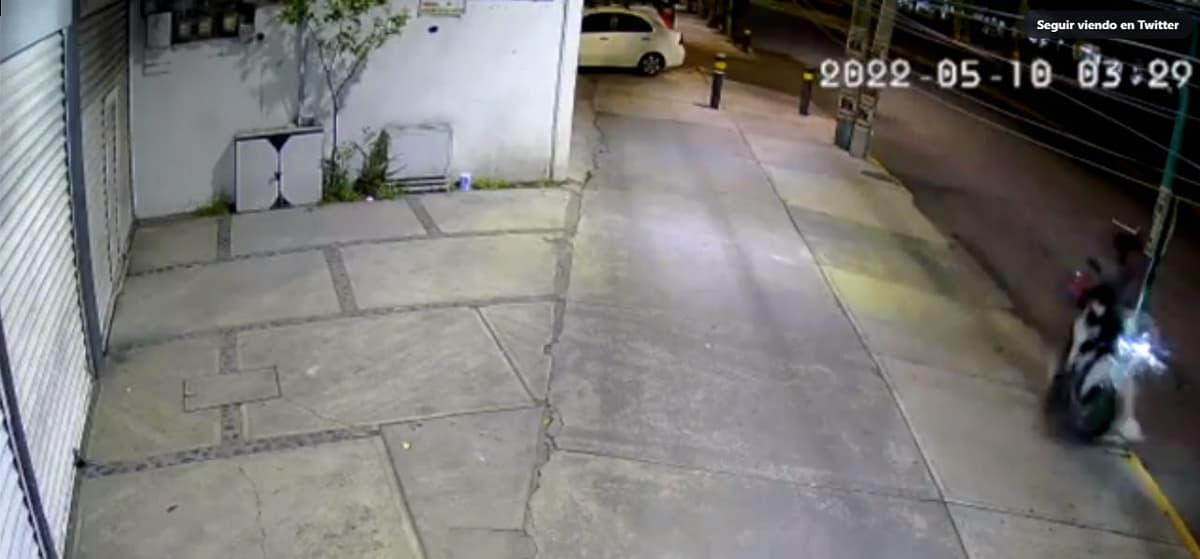 Motociclista se duerme y muere al estrellarse con un poste de luz en CDMX