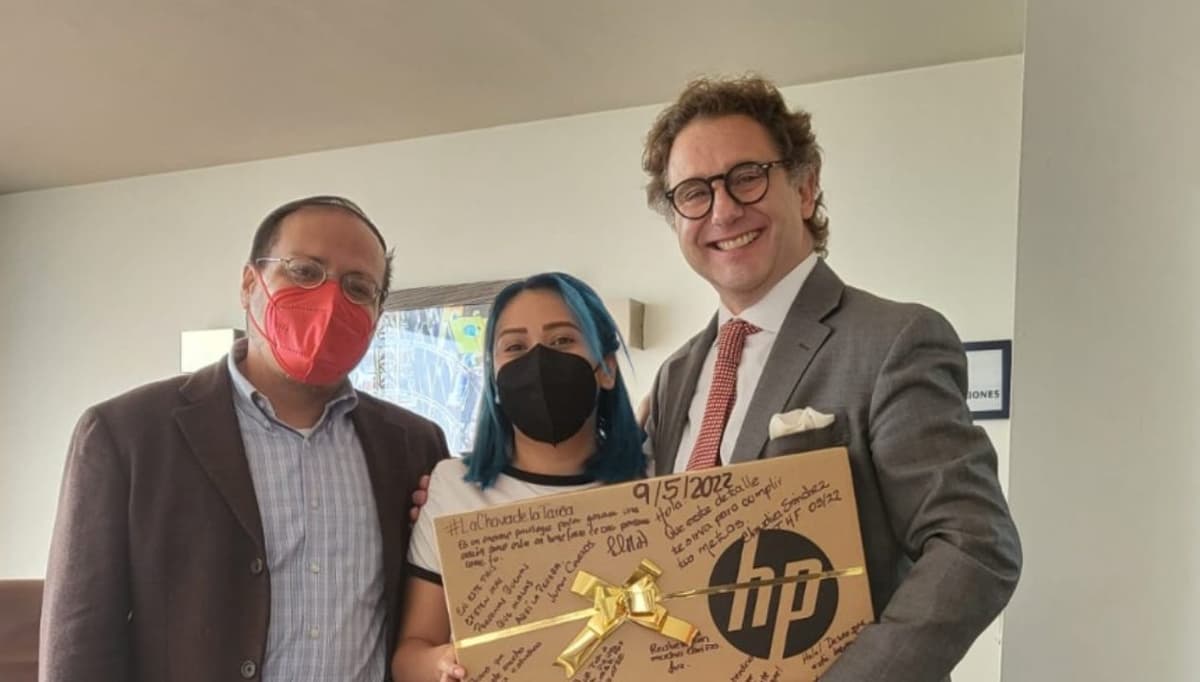 Le regalan laptop a joven que suplicó por su tarea durante asalto de Ecatepec