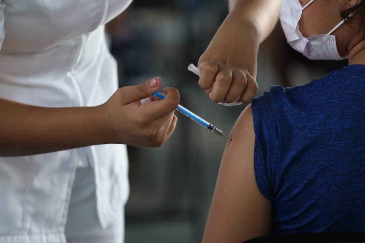 Aplica la SESA vacunas contra la COVID-19 y también las del esquema básico