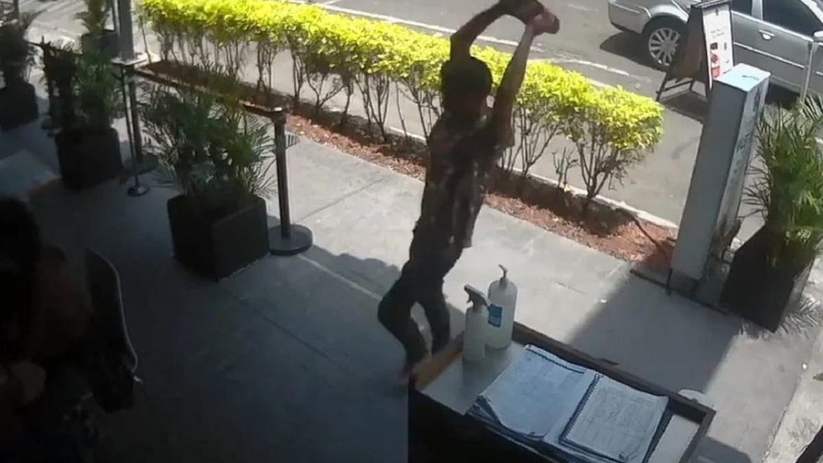 VIDEO: Hombre ataca con tabique a joven en un restaurante de la CDMX
