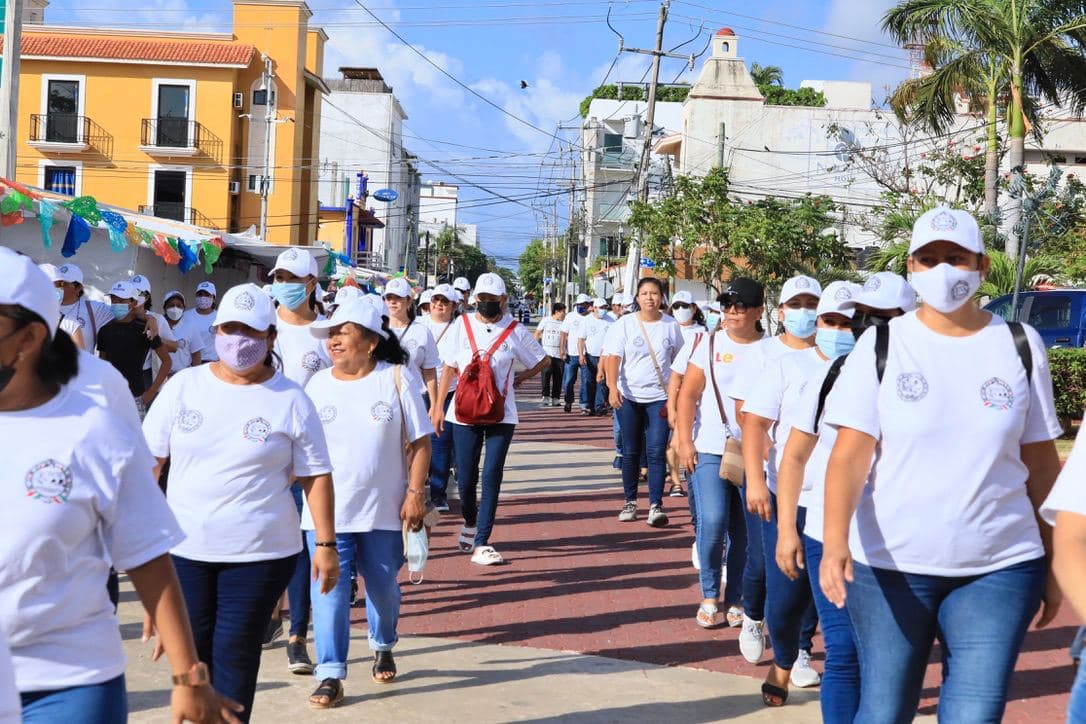Con semáforo verde, realizan desfile del Día del Trabajo en Playa del Carmen
