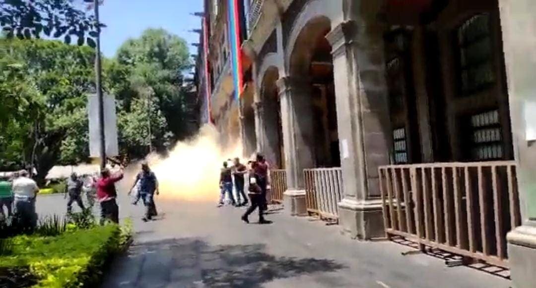 Video: Lanzan explosivos contra Palacio de Gobierno en Morelos durante manifestación