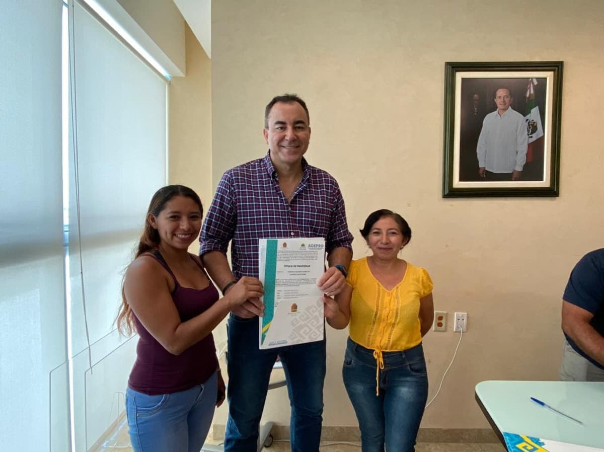 Entrega AGEPRO 13 títulos de propiedad a familias quintanarroenses