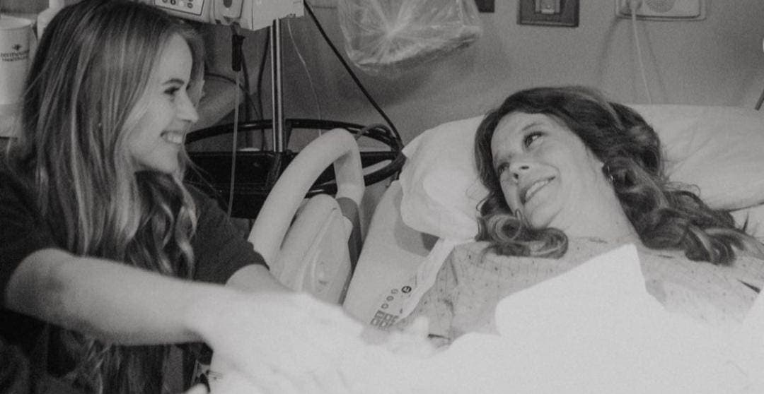 Mujer de 50 años se embaraza para dar a luz a la bebé de su hija