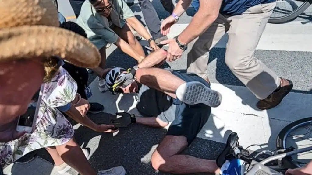 VIDEO: Joe Biden se cae de cabeza mientras se bajaba de bicicleta