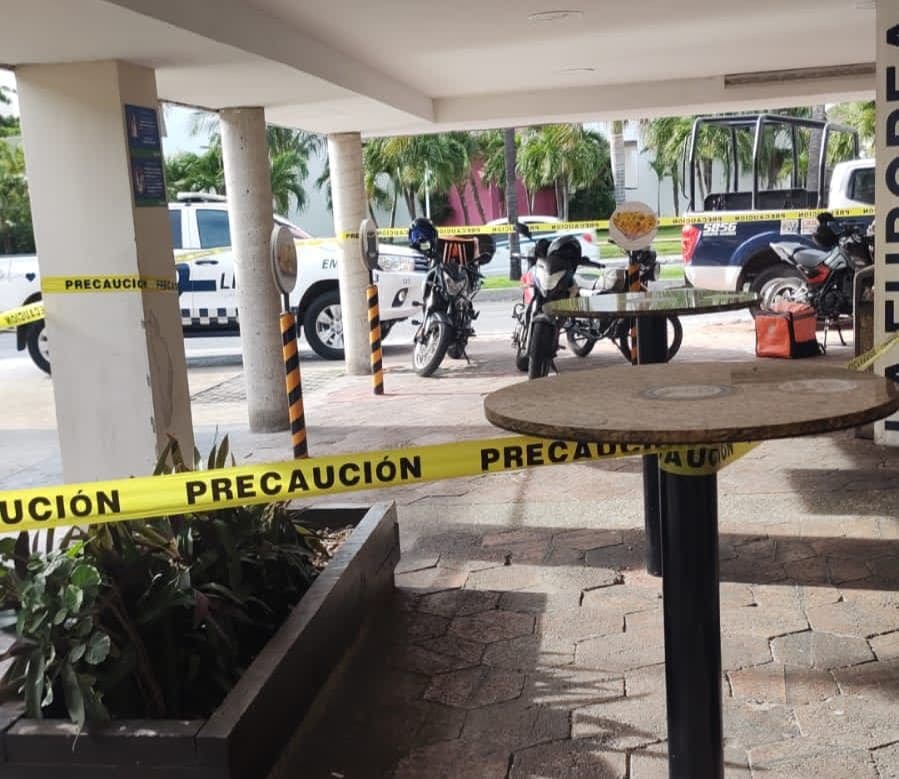 Asalto a tienda de conveniencia deja a un herido de bala en la Zona Hotelera de Cancún