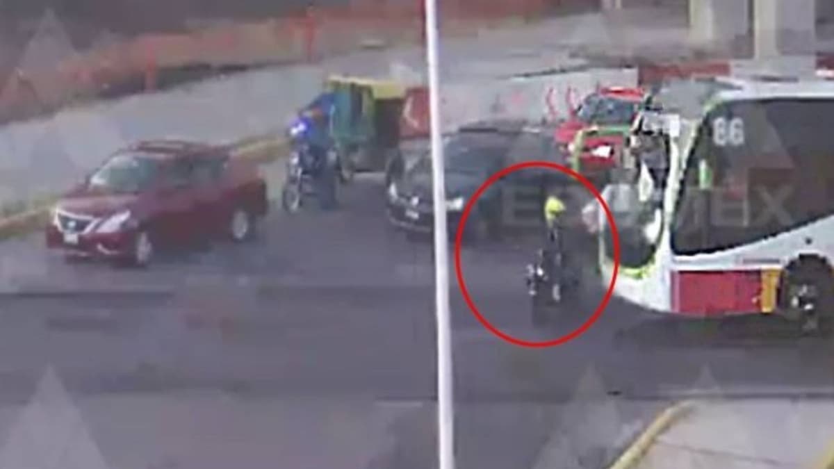 VIDEO: Motociclista sobrevive tras ser atropellado por un Mexibus