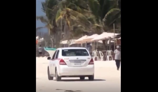 Sorprenden a taxi circulando sobre la playa, en Tulum