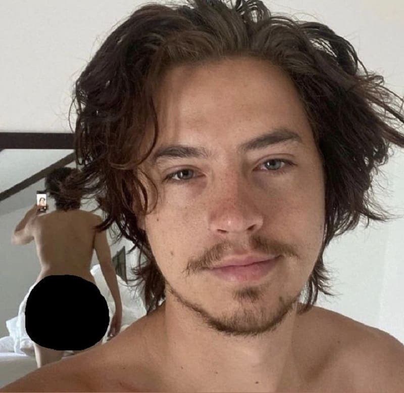 Cole Sprouse se viraliza tras aparecer desnudo en redes sociales