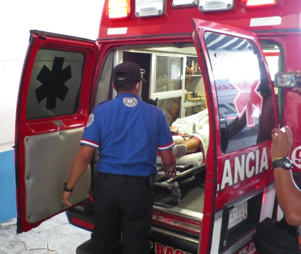 Enfrentamiento de delincuentes con policías deja a un herido de bala y un detenido, en Cancún