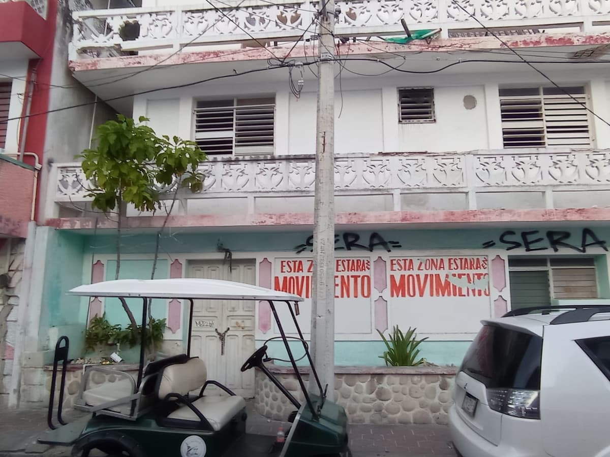 Mal estado de postes de la CFE ponen en alerta a habitantes de Isla Mujeres