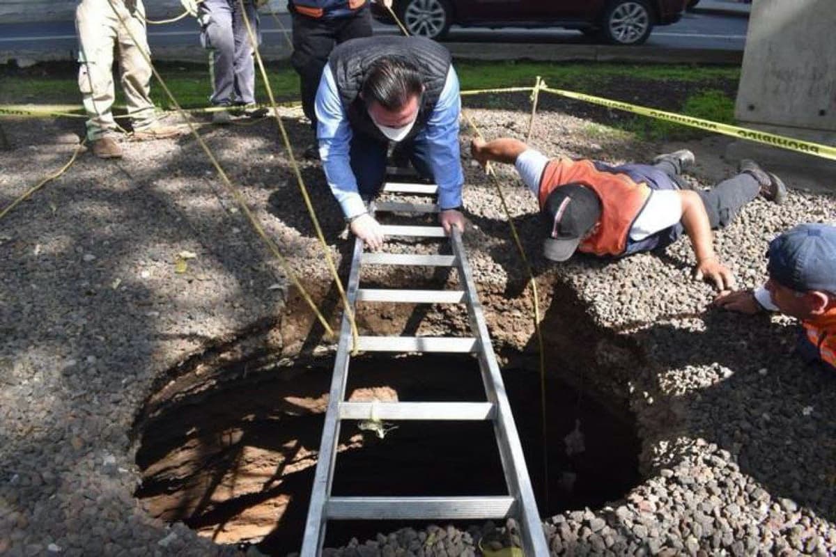 Video: Aparece socavón de 11 metros de profundidad en Cdmx
