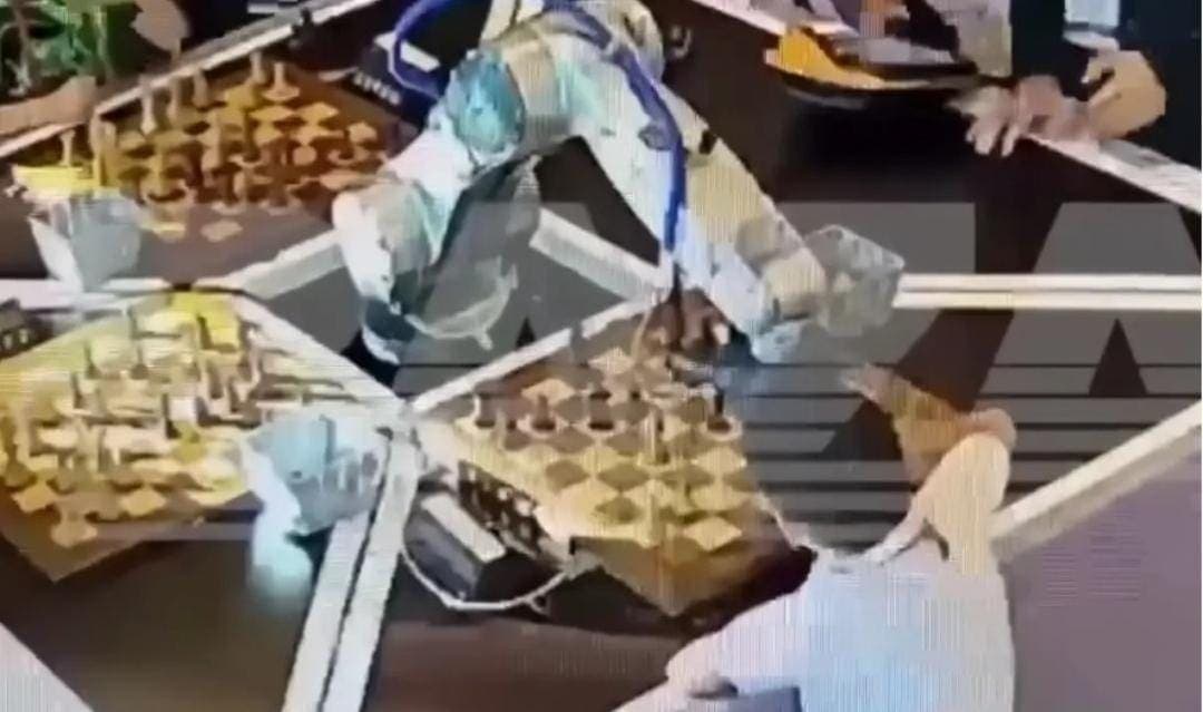 Video: Robot le rompe un dedo a un niño mientras jugaban ajedrez