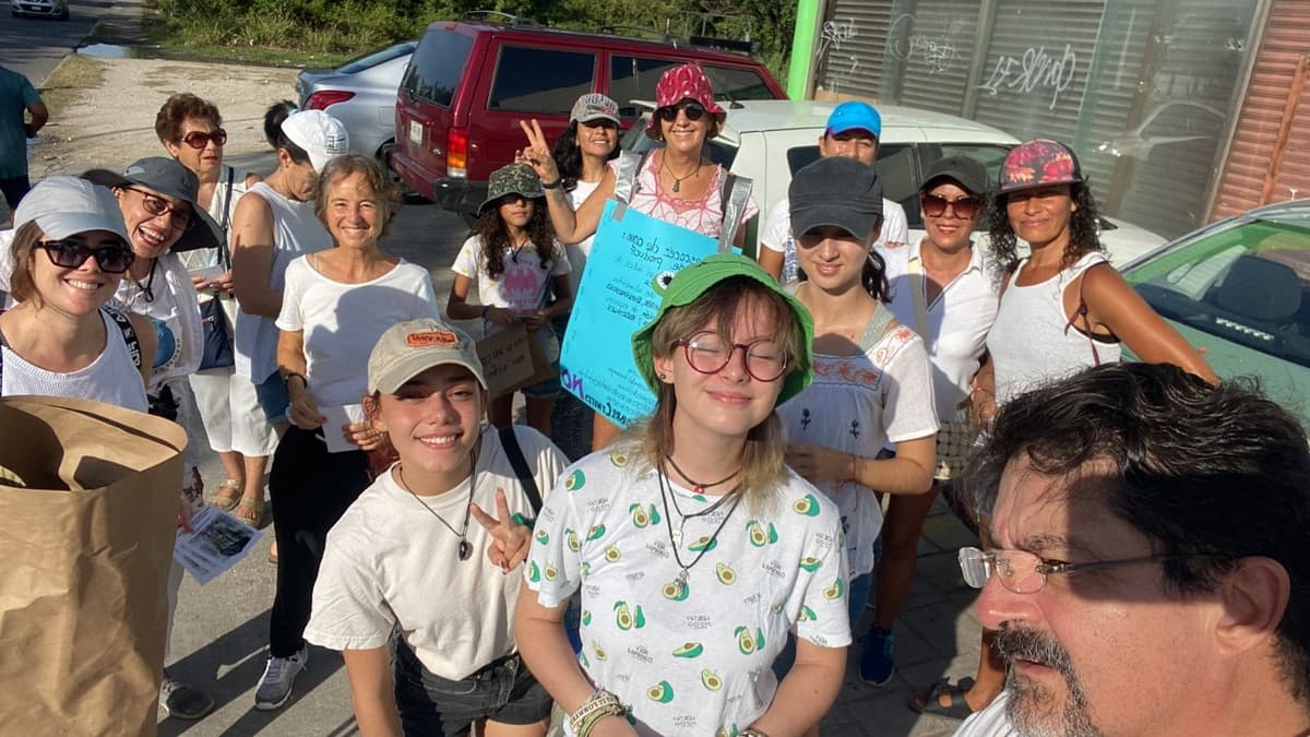 ¡SÉLVAME DEL TREN! En Playa del Carmen, activistas realizan protesta pacífica contra tramo 5 del Tren Maya