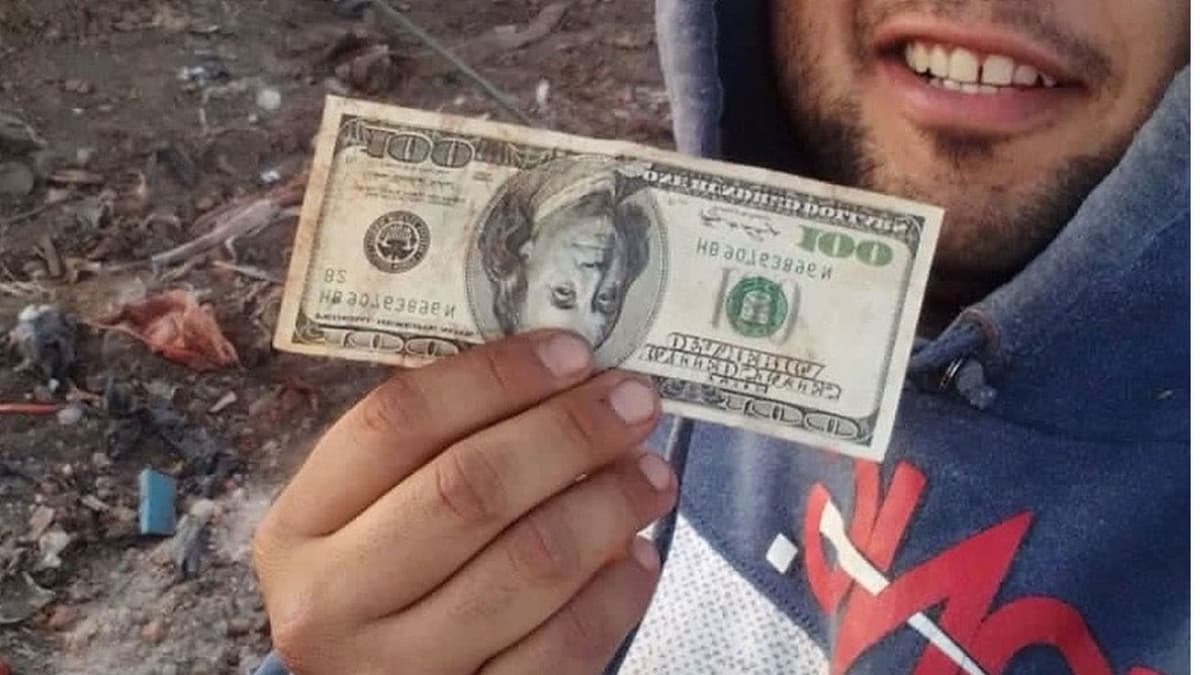 Pepenadores movían objetos en un basurero, encontraron 75 mil dólares