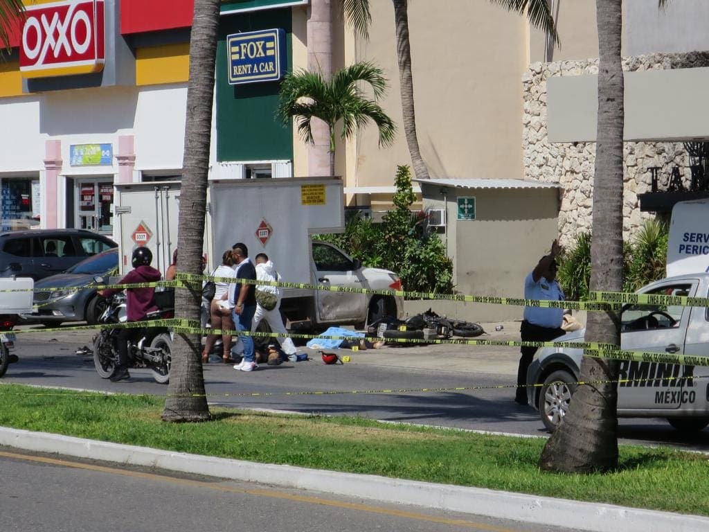 VIDEO: Mueren motociclistas tras chocar con camioneta que iba a ingresar a un estacionamiento en Cancún