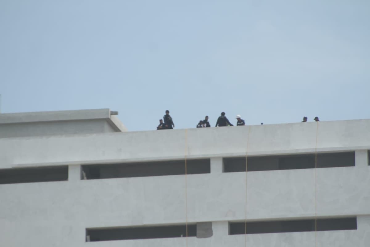 Recorren policías hotel en construcción en Cancún, por reporte de gente armada (Actualización)
