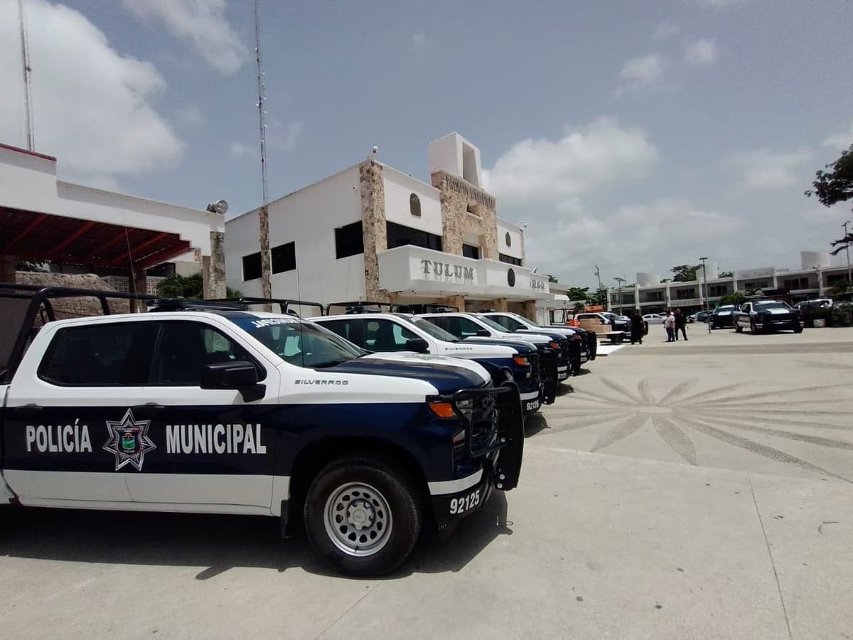 Entrega Ayuntamiento de Tulum patrullas y abre plazas para policías