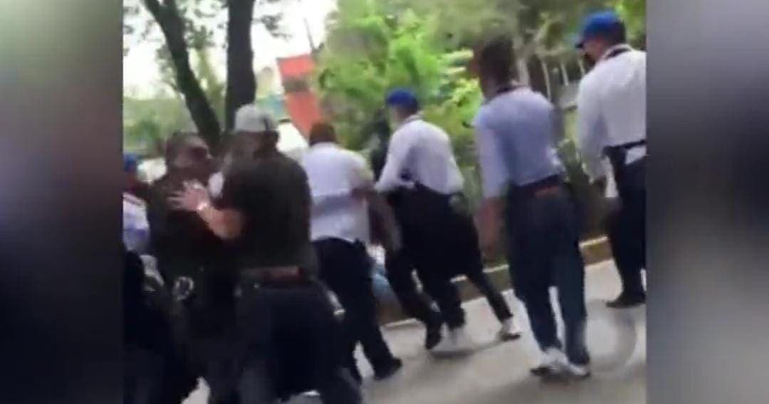 Video: Policías y empleados de Fishers se agarran a golpes; mesera quemó a niña con salsa