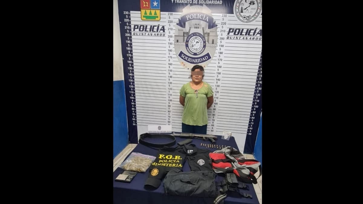 Mujer es detenida con equipo táctico y arma larga en Puerto Aventuras