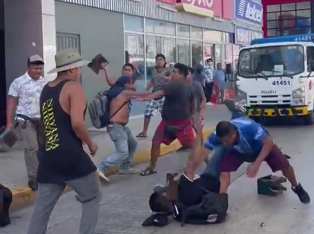 VIDEO: Pelea a catorrazos entre boleros en Playa del Carmen
