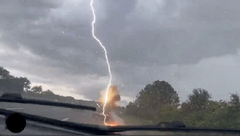 Video: Mujer grabó el momento exacto en que un rayo impactó su carro