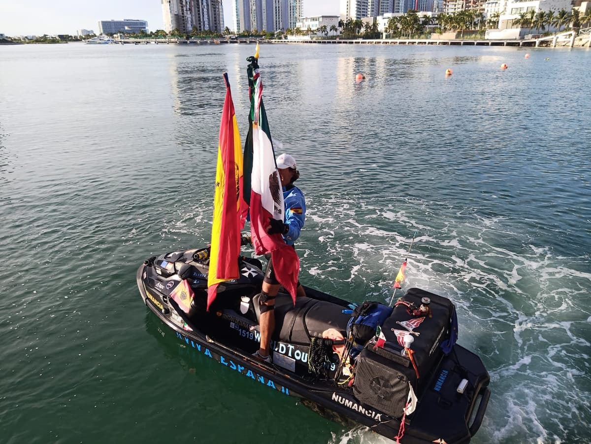 Arriba a Cancún hombre que busca darle la vuelta al mundo en moto acuática