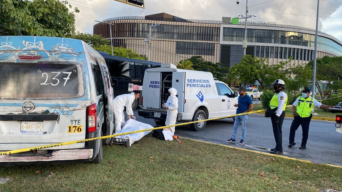 Muere sexagenario en aparatoso choque entre combi y autobús en la avenida Tulum de Cancún