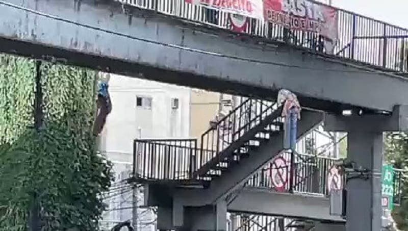 VIDEO: reportaron cadáveres colgados en puente peatonal de CDMX; las autoridades se llevaron una sorpresa