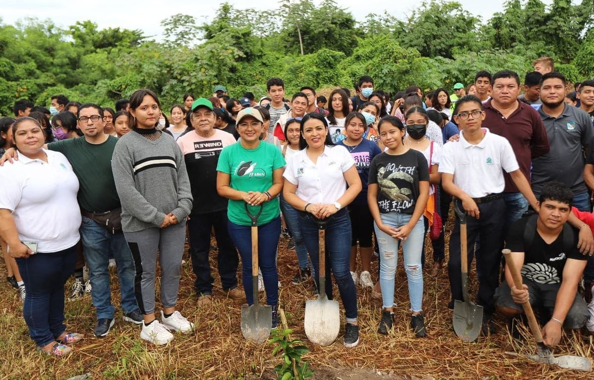 Encabeza Blanca Merari jornada de limpieza y reforestación en el Colegio de Bachilleres