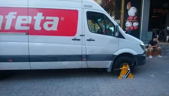 ¡A nadie perdonan! PlayaParq inmoviliza camioneta de Estafeta en zona turística de Playa del Carmen