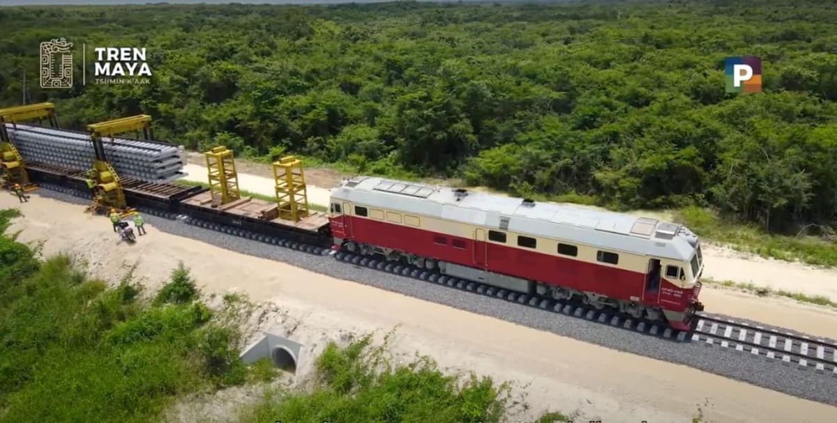 Tren Maya avanza en tendido de vía con maquinaria y personal especializados