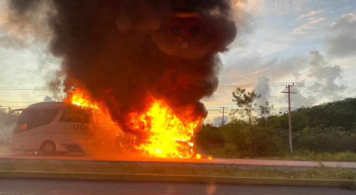 Se incendia autobús en carretera Cancún-Puerto Morelos