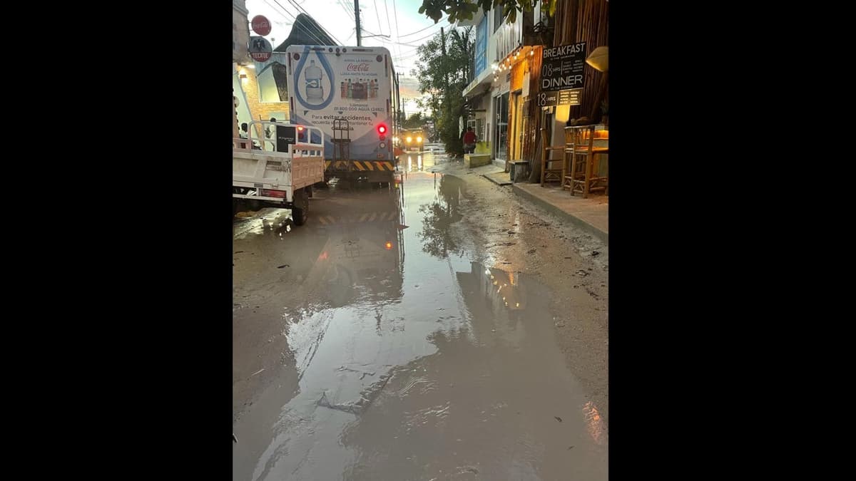 Calles inundadas por lluvias recientes, otro mal que aqueja a servidores turísticos de la Isla de Holbox